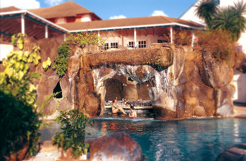 Crystal Cove Hotel poolbar